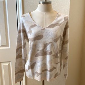 NWOT Vineyard Vines Camouflage V-Neck Sweater